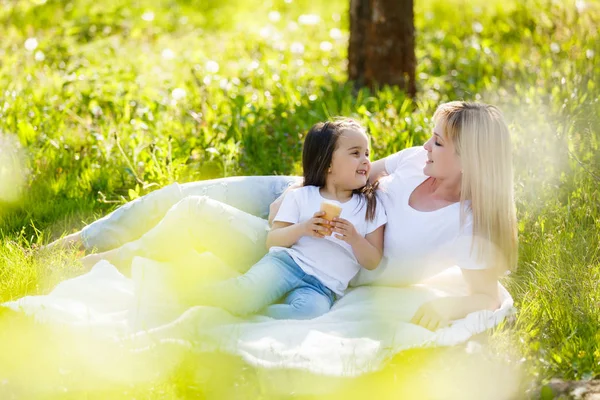 Bonne Maman Petite Fille Avec Crème Glacée Reposant Dans Parc — Photo