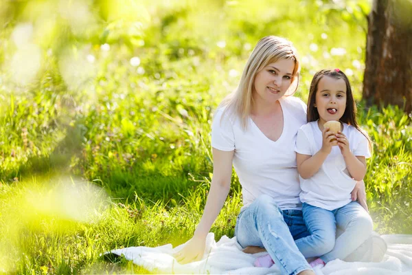 Bonne Maman Petite Fille Avec Crème Glacée Reposant Dans Parc — Photo