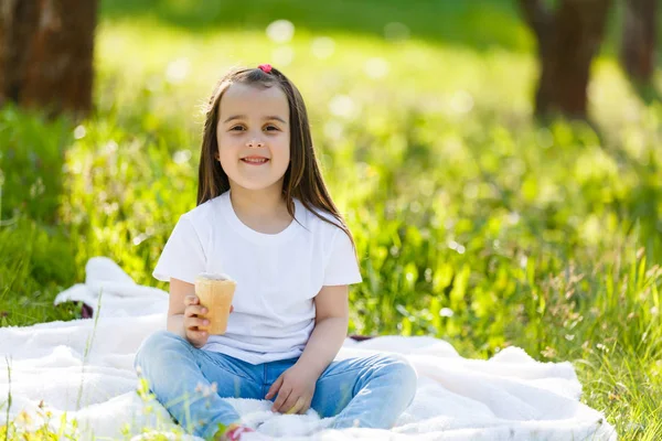 Petite Fille Sur Herbe Verte Avec Cône Glace Vanille — Photo