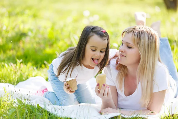 Щаслива Мама Донька Прогулянка Зеленому Парку Мати Маленька Дочка Морозиво — стокове фото