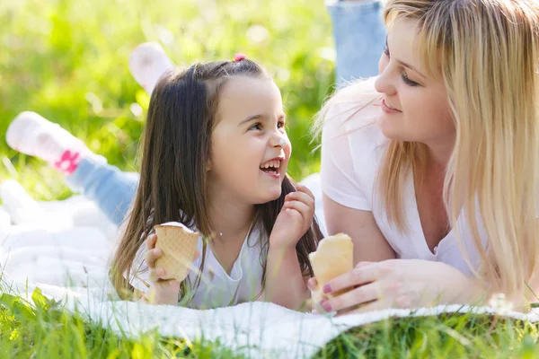 Mutlu Anne Kızı Yeşil Park Anne Küçük Kızı Dondurma Doğa — Stok fotoğraf