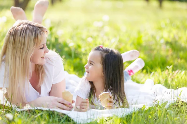 Feliz Mamá Hija Pasar Tiempo Parque Verde Comer Helado — Foto de Stock