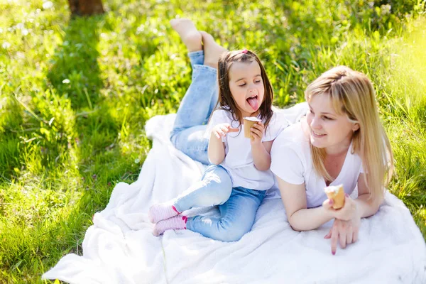 Joyeux Maman Fille Passer Temps Dans Parc Vert Manger Glace — Photo