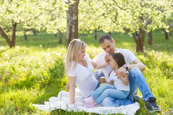 Bonne Famille Passer Bon Moment Dans Verger — Photo