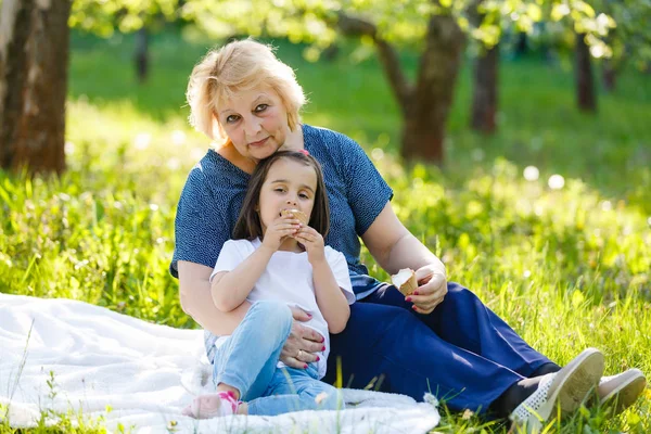 Kind Eten Icecream Samen Met Haar Grootmoeder Zit Groen Gras — Stockfoto