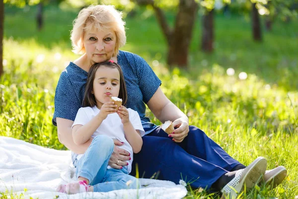 Kind Eten Icecream Samen Met Haar Grootmoeder Zit Groen Gras — Stockfoto