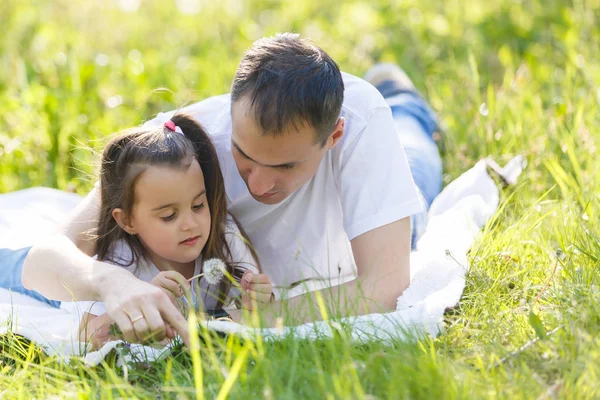 Jeune Père Fille Jouant Avec Pissenlit Couché Sur Herbe Verte — Photo