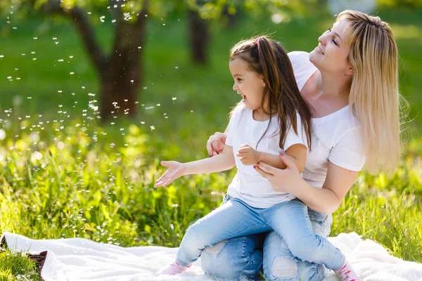 Mère Fille Amusent Jouer Avec Les Pissenlits Assis Sur Prairie — Photo