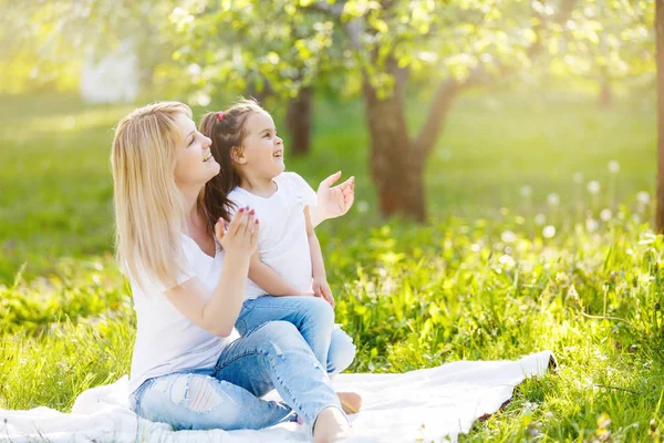 Mère Fille Amusent Assis Sur Terrain Avec Des Fleurs Pissenlits — Photo