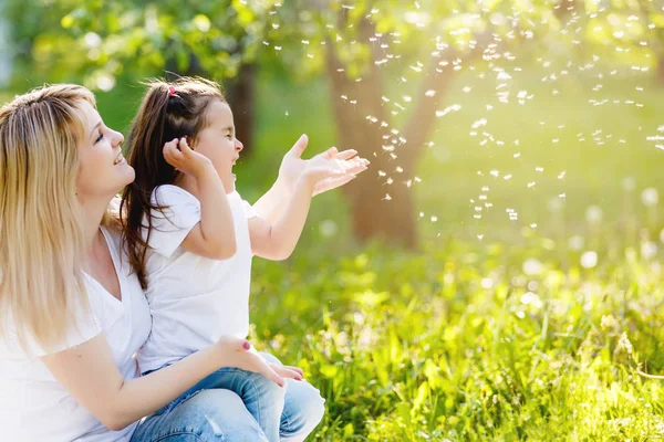 Ibu Dan Anak Perempuan Dengan Dandelion Lapangan Dengan Bunga Berwarna — Stok Foto