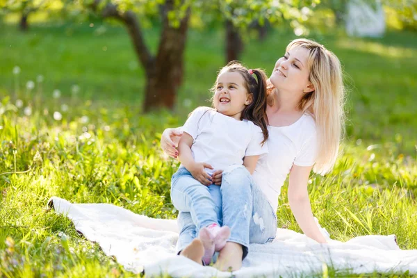 Mère Fille Amusent Assis Sur Terrain Avec Des Fleurs Pissenlits — Photo