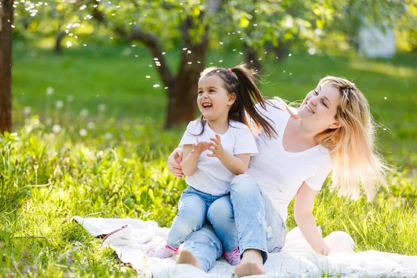 Mère Fille Amusent Assis Sur Terrain Avec Des Fleurs Pissenlits — Photo