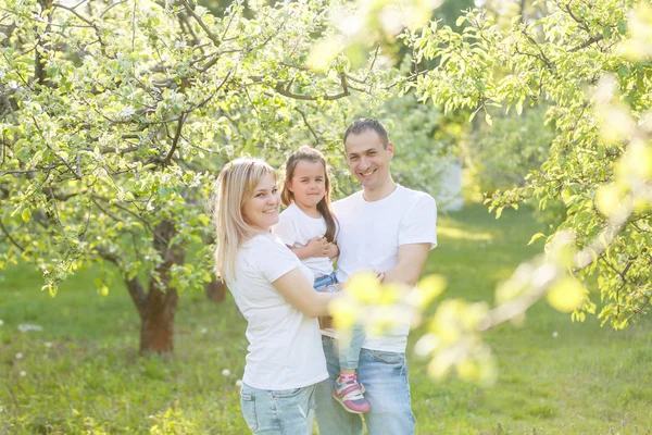 Gelukkige Familie Hebben Goede Tijd Groene Boomgaard — Stockfoto