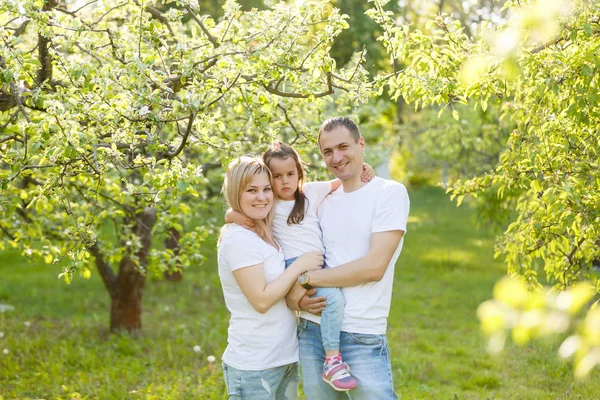 Gelukkige Familie Hebben Goede Tijd Groene Boomgaard — Stockfoto