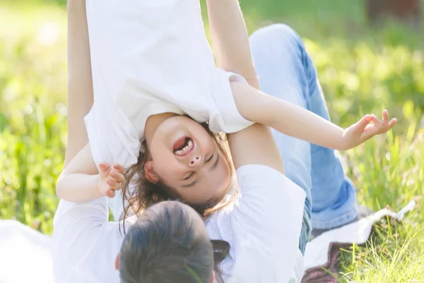 Glücklich Baby Mädchen Kleinkind Spaß Mit Ihrem Vater Freien Park — Stockfoto