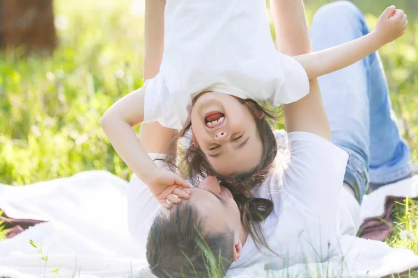 Fröhliches Mädchen Hat Spaß Mit Vater Park — Stockfoto