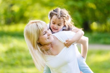 Mutlu anne ile kızı parkta zevk