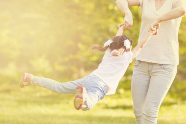 Anne ve kızı yeşil park çizerek oynamaya