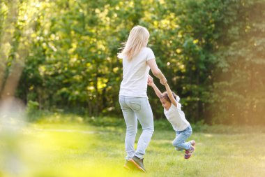 Anne ve kızı yeşil park çizerek oynamaya