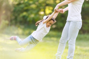 Anne ve kızı yeşil park çizerek oynamaya