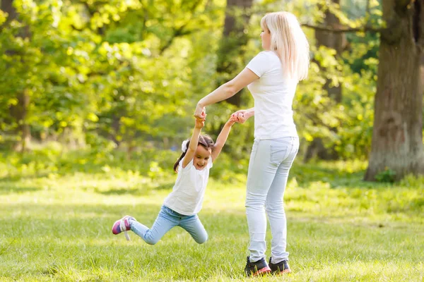 Anya Lánya Körözés Zöld Parkban Játszik — Stock Fotó