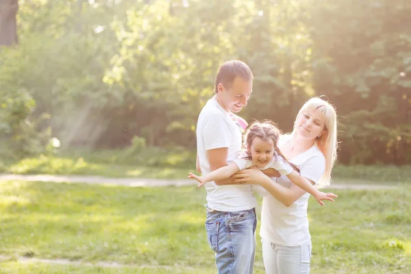 Linda Niña Divirtiéndose Con Los Padres Caminando Parque — Foto de Stock