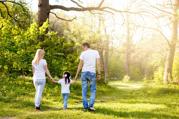 Bonito Bebê Menina Mãos Dadas Com Pais Andando Parque Visão — Fotografia de Stock