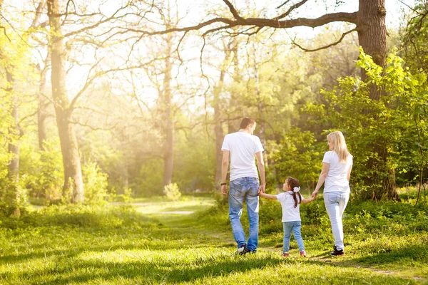 Bonito Bebê Menina Mãos Dadas Com Pais Andando Parque Visão — Fotografia de Stock