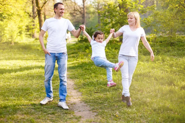 Aranyos Baba Lány Jumping Gazdaság Kezét Szülők Napos Park Teljes — Stock Fotó