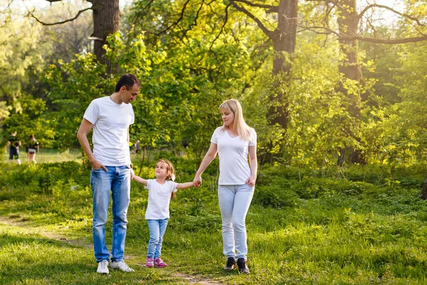 Cute Dziewczynka Trzymając Się Ręce Rodzicami Spaceru Parku — Zdjęcie stockowe