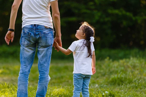 Entzückendes Kleines Mädchen Hält Die Hand Ihres Vaters — Stockfoto