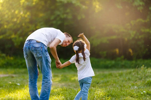 Entzückendes Kleines Mädchen Hält Die Hand Ihres Vaters — Stockfoto