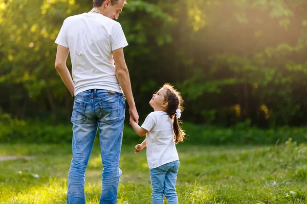 Entzückendes Kleines Mädchen Hält Die Hand Ihres Vaters — Stockfoto