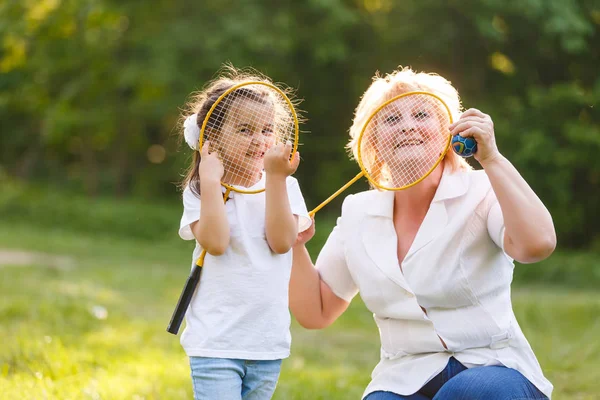 Abuela Nieta Jugando Tenis Aire Libre —  Fotos de Stock