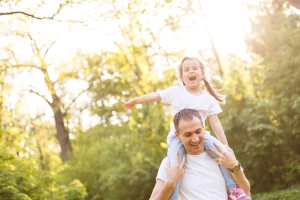 Joven Jugando Con Hija Verde Parque Soleado — Foto de Stock