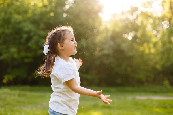 Niedlichen Lockigen Mädchen Spielen Mit Seifenblasen Grünen Garten Konzept Der — Stockfoto
