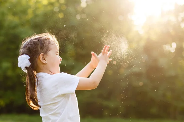 Unbekümmerte Kinder Rennen Und Springen Auf Der Grünen Sommerwiese Und — Stockfoto