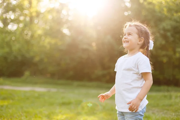 Enfant Insouciant Courir Sauter Sur Prairie Verte Été Attraper Des — Photo