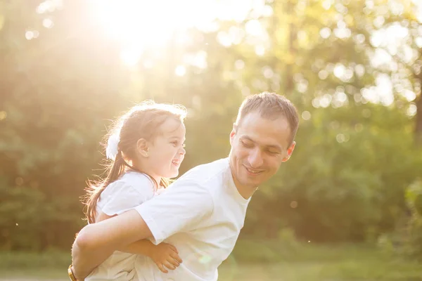 Jeune Père Portant Fille Sur Son Dos Petite Fille — Photo