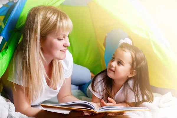 Щаслива Молода Мама Читає Книгу Доньці Лежачи Наметі — стокове фото