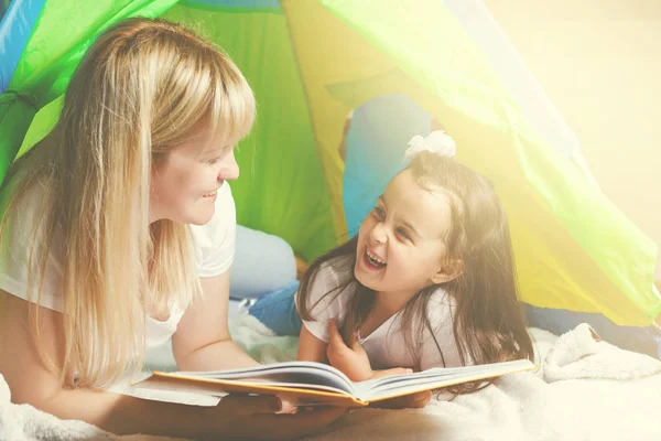 Щаслива Молода Мати Маленька Дочка Читають Книгу Лежачи Наметі — стокове фото