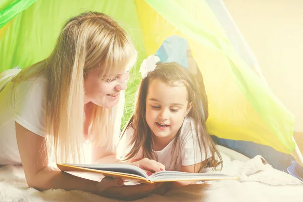 Gelukkige Liefdevolle Familie Leesboek Vrij Jonge Moeder Aan Haar Dochter — Stockfoto