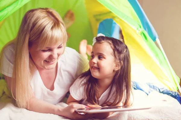 Glad Kärleksfull Familj Ung Mamma Och Hennes Lilla Dotter Kul — Stockfoto