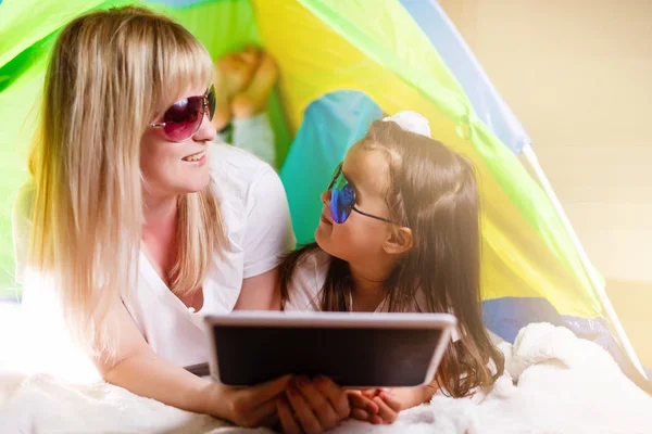 Lycklig Mamma Och Hennes Lilla Dotter Bär Solglasögon Med Tablet — Stockfoto