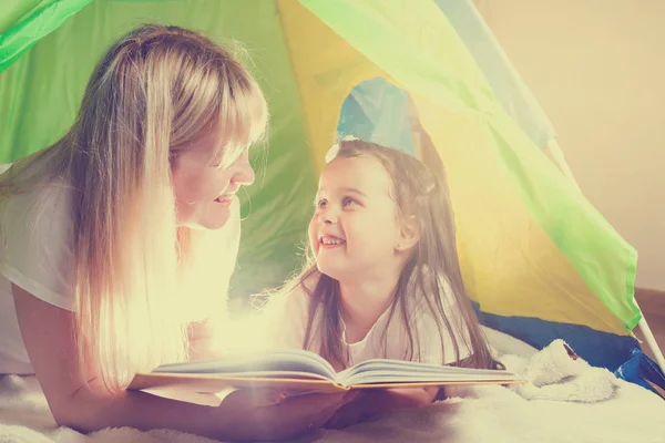 Щаслива Любляча Сім Досить Молода Мати Читає Книгу Дочці — стокове фото