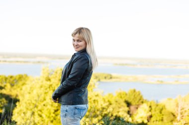 Genç kadın dağlar ve ovalar pitoresk manzara seyir.