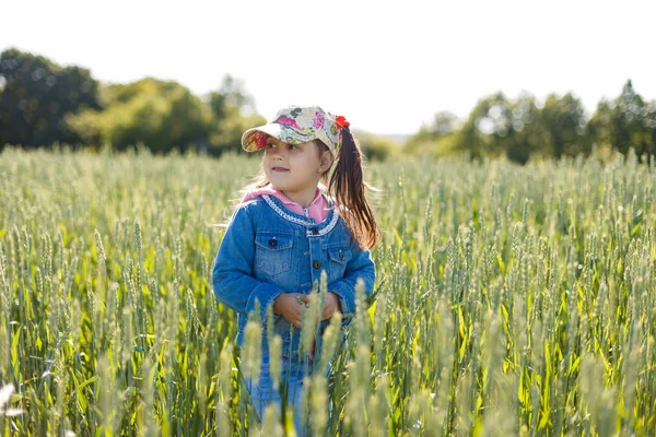 Щаслива Маленька Дівчинка Зеленому Пшеничному Полі — стокове фото