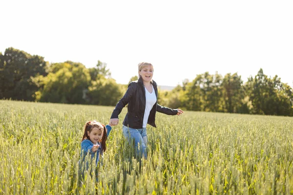 Мать Дочь Обнимают Любят Мать Дочь Зеленая Пшеница — стоковое фото