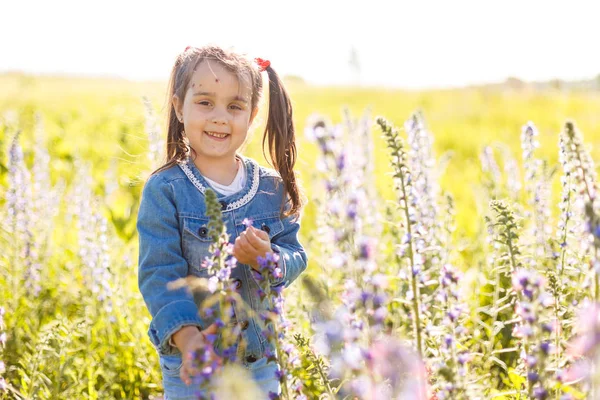 Щаслива Маленька Дівчинка Гуляє Зеленому Полі Квітами — стокове фото