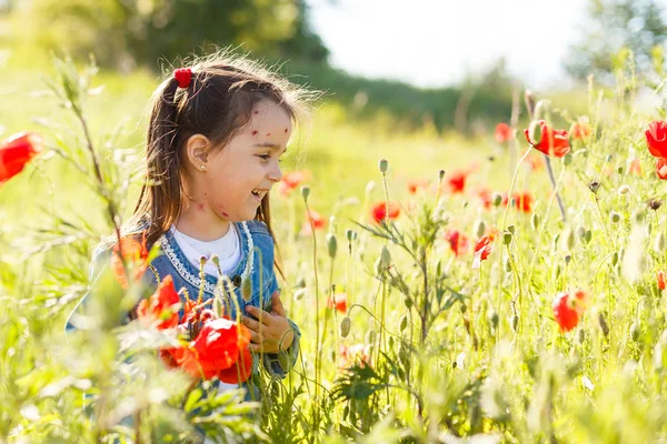 Щаслива Маленька Дівчинка Гуляє Полі Червоними Маками — стокове фото